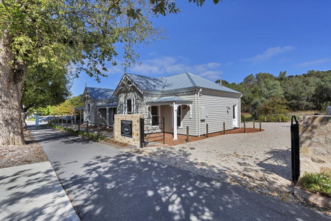 Grandview Accommodation - The Elm Tree Apartments - Tourism Guide 31