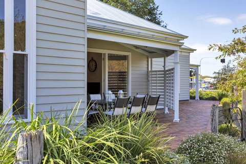 Grandview Accommodation - The Elm Tree Apartments - Tourism Guide 25