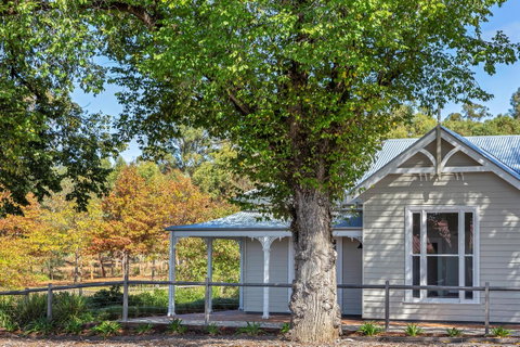 Grandview Accommodation - The Elm Tree Apartments - Tourism Guide 1