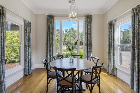 Grandview Accommodation - The Elm Tree Apartments - Tourism Guide 7