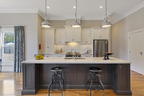 Grandview Accommodation - The Elm Tree Apartments - Tourism Guide 13