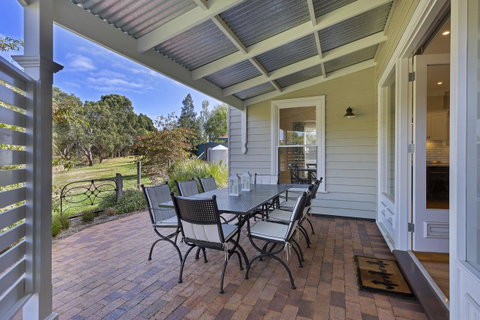 Grandview Accommodation - The Elm Tree Apartments - Tourism Guide 5