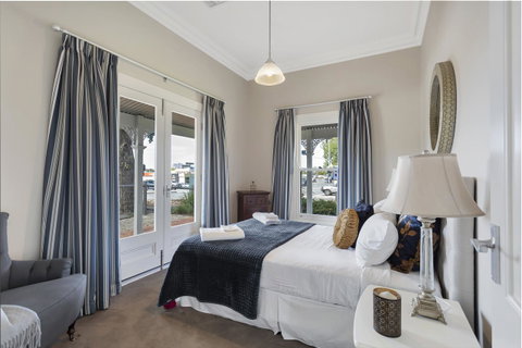 Grandview Accommodation - The Elm Tree Apartments - Tourism Guide 10