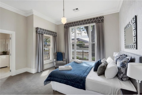 Grandview Accommodation - The Elm Tree Apartments - Tourism Guide 2