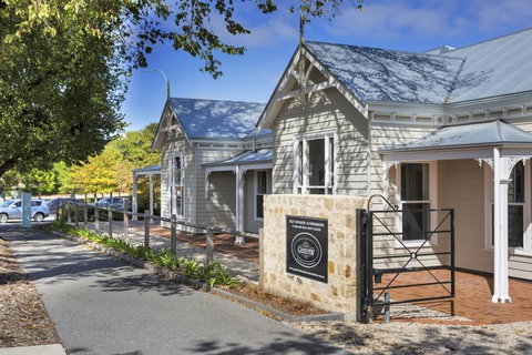 Grandview Accommodation - The Elm Tree Apartments - Tourism Guide 0