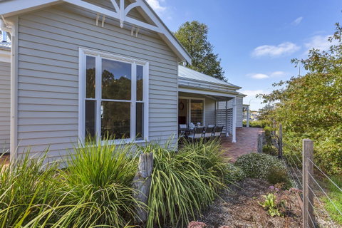 Grandview Accommodation - The Elm Tree Apartments - Tourism Guide 24