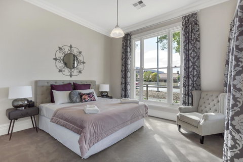 Grandview Accommodation - The Elm Tree Apartments - Tourism Guide 9