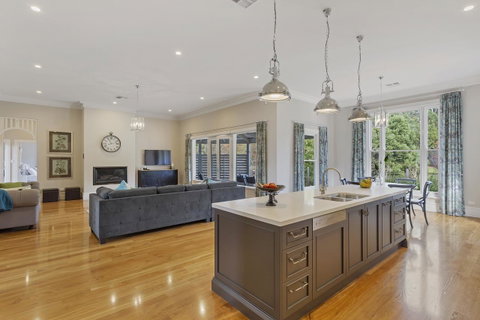 Grandview Accommodation - The Elm Tree Apartments - Tourism Guide 17