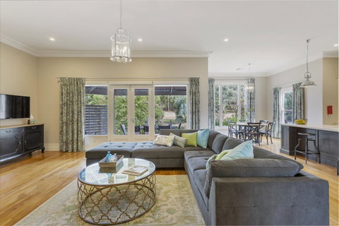 Grandview Accommodation - The Elm Tree Apartments - Tourism Guide 4