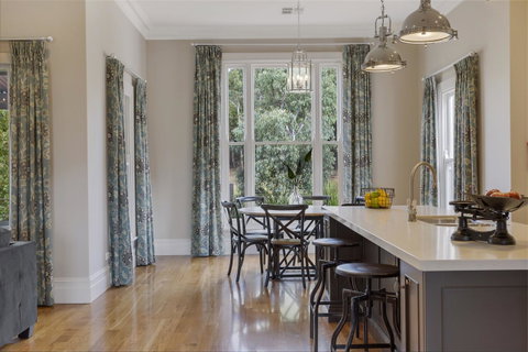 Grandview Accommodation - The Elm Tree Apartments - Tourism Guide 3