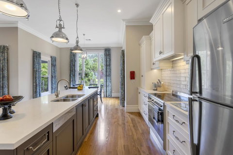 Grandview Accommodation - The Elm Tree Apartments - Tourism Guide 14