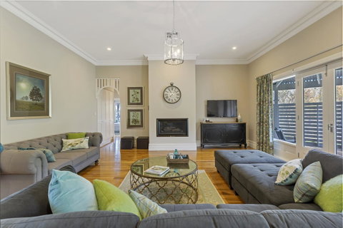 Grandview Accommodation - The Elm Tree Apartments - Tourism Guide 16