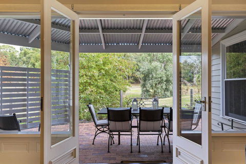 Grandview Accommodation - The Elm Tree Apartments - Tourism Guide 18