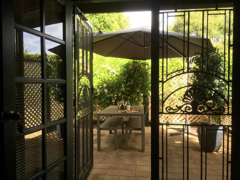 Wine And Roses Bed And Breakfast - Travel Search 4