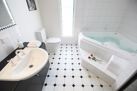 Wine And Roses Bed And Breakfast - Travel Search 11