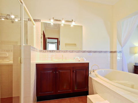 Wine And Roses Bed And Breakfast - Travel Search 18