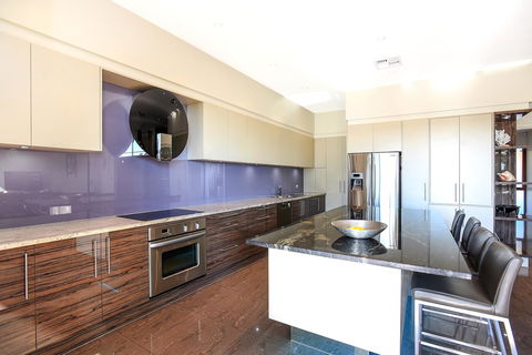 Lavina Luxury Beach House - Travel Agents 9