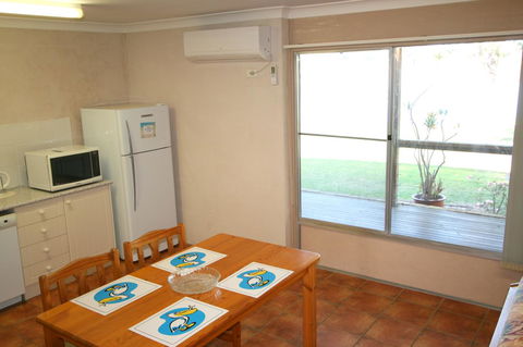 Lake Edge Apartments - Travel Agents 14