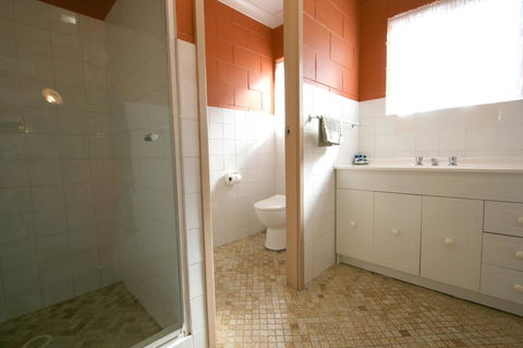 Lake Edge Apartments - Travel Agents 9