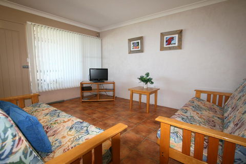 Lake Edge Apartments - Travel Agents 15