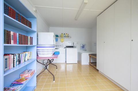 Lake Edge Apartments - Travel Agents 4