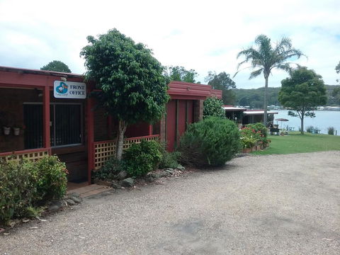 Lake Edge Apartments - Travel Agents 1