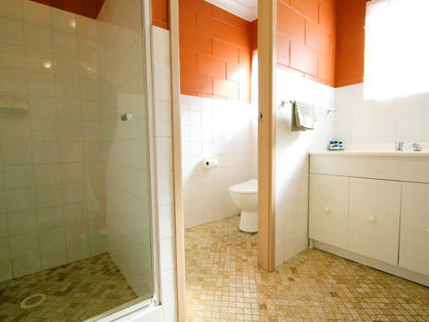 Lake Edge Apartments - Travel Agents 25