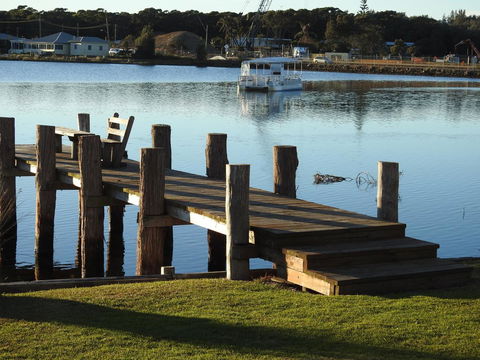 Lake Edge Apartments - Travel Agents 21