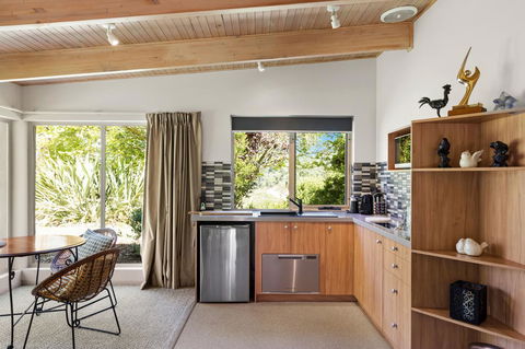 Adelaide Hills Retreats - Travel Agents 24