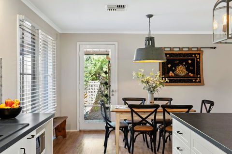 Adelaide Hills Retreats - Travel Agents 8