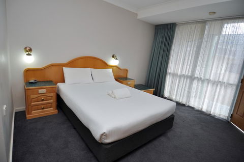 Hilton Beachfront Motel - Travel Search 24