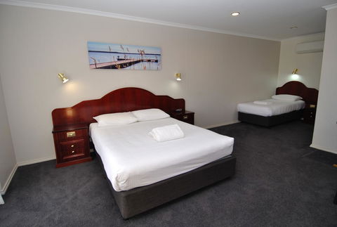 Hilton Beachfront Motel - Travel Search 41