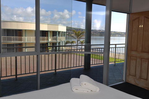 Hilton Beachfront Motel - Travel Search 0