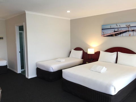 Hilton Beachfront Motel - Travel Search 20