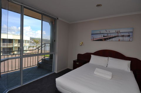 Hilton Beachfront Motel - Travel Search 34