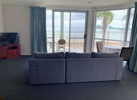 Hilton Beachfront Motel - Travel Search 7