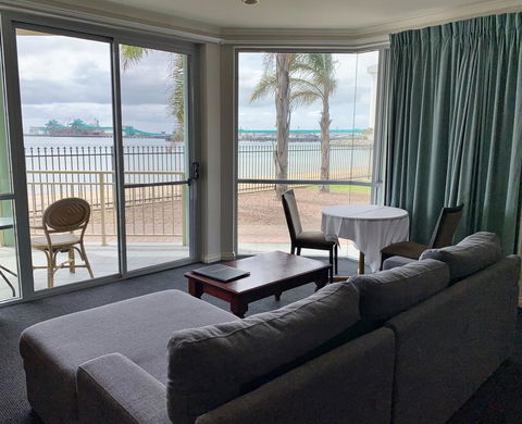 Hilton Beachfront Motel - Travel Search 15