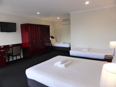 Hilton Beachfront Motel - Travel Search 35