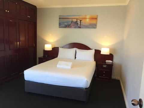 Hilton Beachfront Motel - Travel Search 8