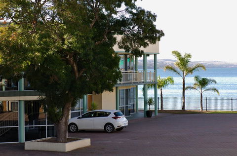Hilton Beachfront Motel - Travel Search 42