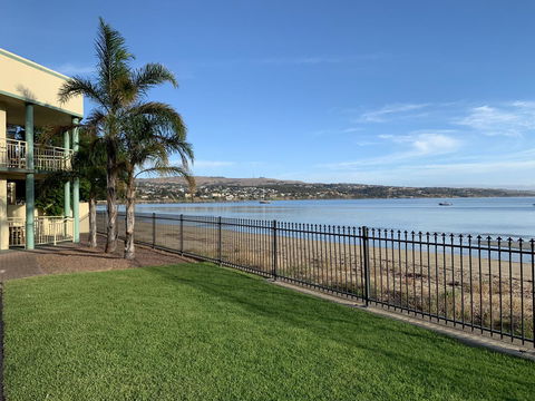 Hilton Beachfront Motel - Travel Search 4