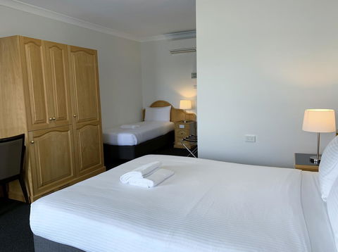 Hilton Beachfront Motel - Travel Search 11