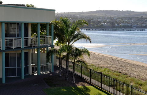 Hilton Beachfront Motel - Travel Search 40