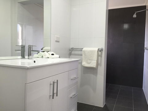 Hilton Beachfront Motel - Travel Search 37
