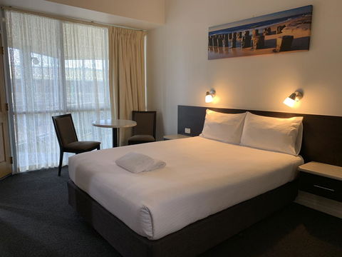 Hilton Beachfront Motel - Travel Search 1