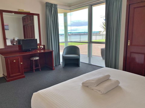 Hilton Beachfront Motel - Travel Search 14