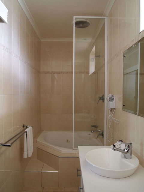 Hilton Beachfront Motel - Travel Search 44