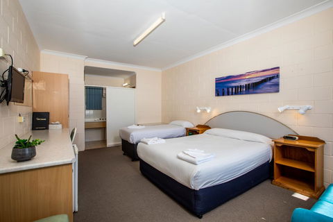 Blue Seas Motel - Travel Search 3