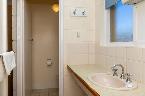 Blue Seas Motel - Travel Search 9