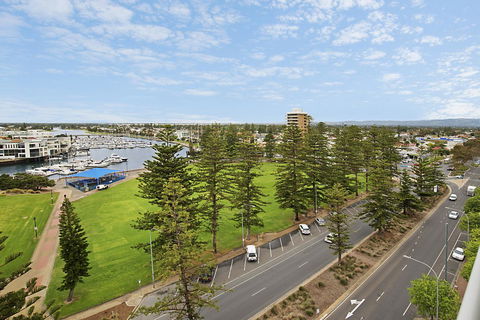 Beachside Luxury & Comfort, Ocean Views In Glenelg - Tourism Guide 24